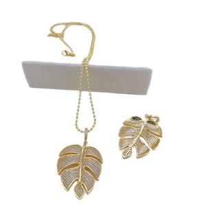 Leaf-shaped zircon pendant necklace with gold plating and monstera leaf design charms