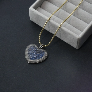 Detailansicht goldener Herzanhänger mit blauem Zirkonia und weißem Kristallbesatz