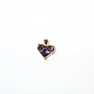 Détail d'un pendentif en forme de cœur en zircon violet et laiton plaqué or brillant