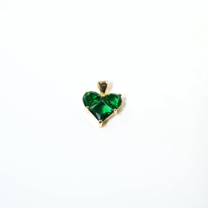 Détail du pendentif cœur en zircon vert avec monture à griffes en cuivre plaqué or