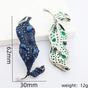 Broche élégante en forme de feuille avec zircons vert émeraude et cristaux brillants