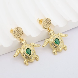 Exquisite goldene Schildkröten-Ohrringe mit grünem Edelstein und weißen Zirkonias