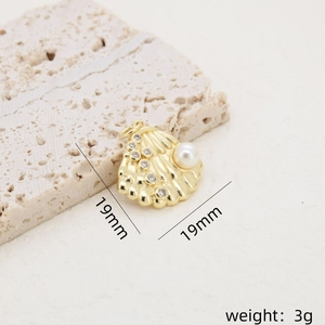 Pendentif coquillage doré de 19mm orné de micro-oxydes de zirconium et perle blanche