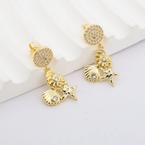 Goldene Ohrringe der Ozean-Serie mit Muschel, Seestern und funkelnden Zirkon-Anhängern