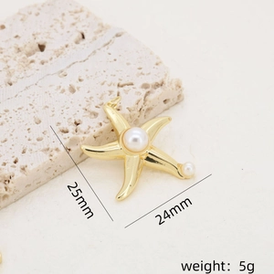 Pendentif étoile de mer doré avec micro-pavage de zircons et perles blanches élégantes