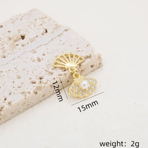 Pendentif coquillage doré élégant avec perle blanche et oxydes de zirconium, 15mm x 12mm