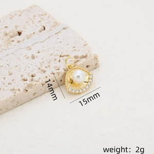 Vue macro du pendentif coquillage avec zircon et perle, taille 14mm sur 15mm