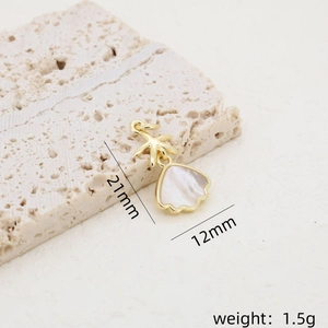 Vue détaillée d'un pendentif étoile de mer doré 21x12mm avec nacre irisée élégante