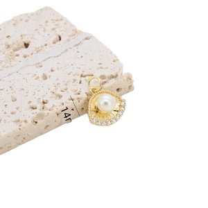 Pendentif coquillage classique avec perle et oxydes de zirconium micro-pavés dorés à l'or 18K