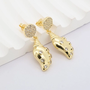 Detailansicht goldener Schnecken-Ohrringe mit glitzernden weißen Zirkon-Inlays