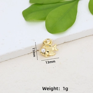 Detailansicht des 11x13mm vergoldeten Fisch-Anhängers mit Perle für DIY-Schmuckherstellung