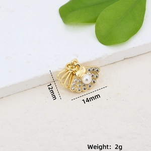 Makroansicht eines 14x12mm Goldmuschel-Anhängers mit weißer Perle und Zirkonia
