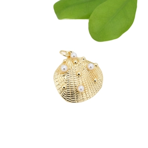 Vergoldeter Muschelanhänger mit weißen Perlen und Gitterstruktur für DIY-Schmuck