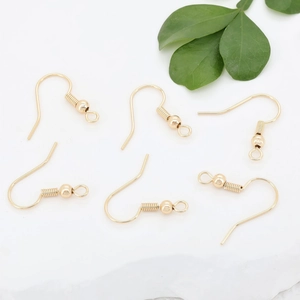 Ganchos para pendientes de cobre bañados en oro de 18K con bola y muelle decorativo