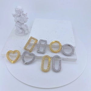 Detailansicht der geometrischen Zirkonia-Verschlüsse in Gold und Silber für DIY-Schmuck
