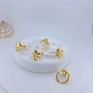 Set di cinque anelli a forma di polpo dorati regolabili con conchiglie marine