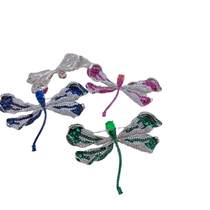 Elegante Libellen-Brosche mit bunten Edelsteinen und Kristallen in vier verschiedenen Farben