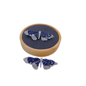 Élégante broche papillon en argent ornée de cristaux de zircone bleus et roses de luxe