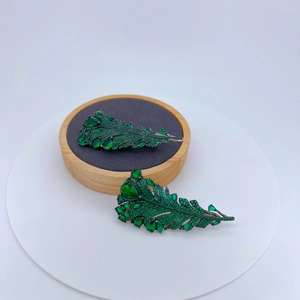 Broche plume vert foncé avec cristaux micro-pavés et grandes gemmes de goutte d'émeraude
