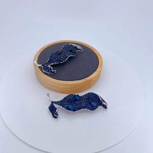 Blue cubic zirconia leopard brooch in silver plating with sparkling pave setting