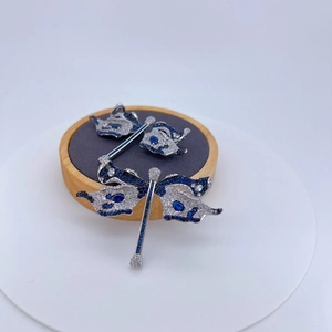 Broches libellule de luxe serties de cristaux bleus et blancs sur base en argent