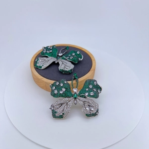 Eleganter Schmetterling Brosche mit grünen Zirkonia Steinen in silberner Metallfassung