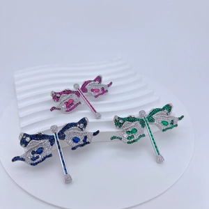 Gros plan détaillé de broches libellules serties de zircons étincelants rose bleu et vert