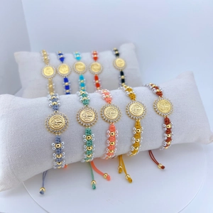 Böhmische geflochtene Armbänder mit religiösen Goldmünzen und Perlenakzenten