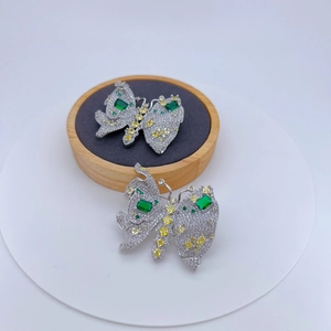 Broches papillon raffinées avec pierres vert émeraude et micro-pavé de zircons