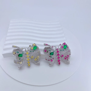 Broche papillon élégante avec pierres vert émeraude et pavé de zircons blancs