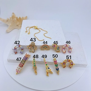 Goldanhänger-Set mit bunten Zirkoniasteinen und verstellbaren Kettenanhängern