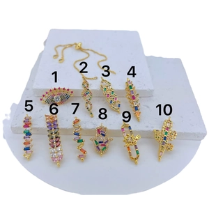 Collection de pendentifs dorés main de Fatma et œil protecteur sertis de zircons colorés