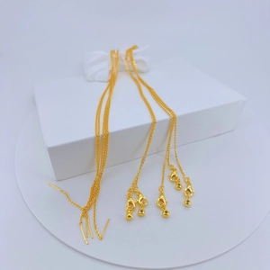 Detalle de cadena ajustable bañada en oro de 18k con cierre de langosta y bola