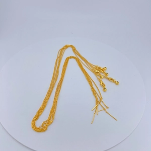 Detalle de collar de cadena de eslabones O bañado en oro 18k con cierre de langosta