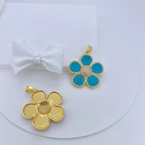 Detail eines Blumenanhängers mit Türkiseinlage und Zirkon-Mikropavé in 18 Karat Gold