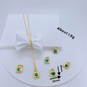 Détail du pendentif cadenas doré de 15mm avec motifs lune et étoile et turquoise