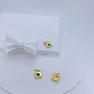 Pendentifs cadenas en cuivre doré 18K avec étoile en malachite sur écrins blancs