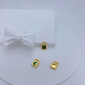 Pendentif cadenas plaqué or 18K avec croissant en malachite et détails en zircon