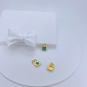 Détails macro de breloques cadenas plaquées or 18 carats avec étoile bleue pour bijoux DIY