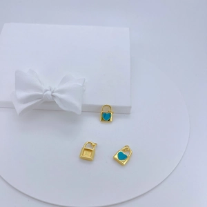 Détail d'un pendentif cadenas en cœur plaqué or 18K avec incrustation de turquoise