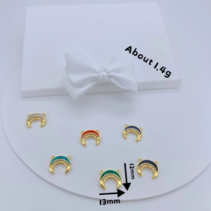 Pendentifs croissant plaqués or 18 carats avec zircons et finitions émaillées colorées