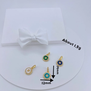 Vue détaillée des pendentifs mauvais œil plaqués or 18 carats avec zircons et pierres