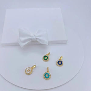 Détail des pendentifs Œil d'Ailleurs plaqués or 18K avec turquoise et zircons