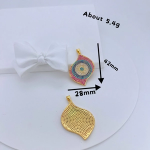 Colgante mano mal de ojo con circonitas de colores micro-pavé y reverso calado dorado