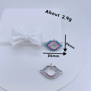 Colgante con forma de labios, circonitas de colores y medidas de 34mm por 24mm