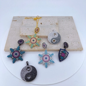 Collier Pendentif Main de Hamsa Mauvais Œil en Cuivre avec Strass pour Femmes Bijoux Vintage Flocon de Neige Tai Chi