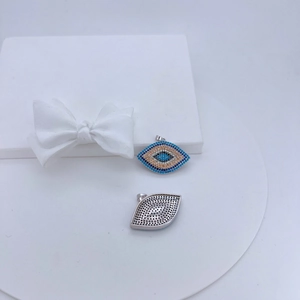 Detalle del colgante de ojo turco con microengaste de circonitas y reverso calado