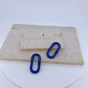 Blaue ovale Karabinerhaken mit matter Oberfläche und rutschfester Textur auf Stein