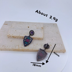 Boucles d'oreilles bouclier bohème avec zircons colorés et placage gris foncé