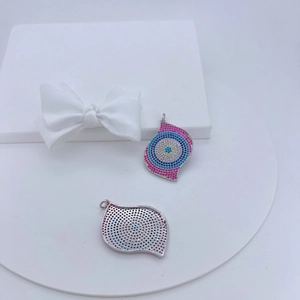 Detalle de colgantes de ojo de demonio con circonitas y reverso de nido de abeja